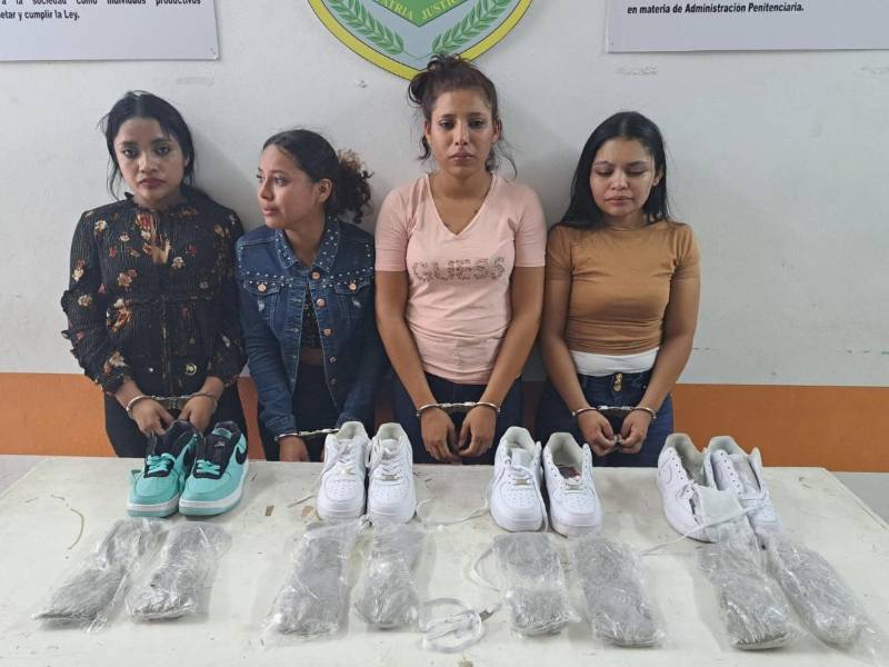 Las cuatro jóvenes fueron presentadas con las pruebas que las incriminan.