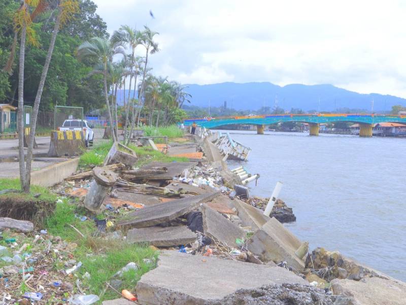 El malecón de Puerto Cortés, norte de Honduras, se encuentra totalmente destruido y abandonado por falta de inversión.