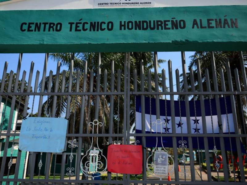 Invertir en educación es invertir en el futuro, se lee en una de las pancartas que acompañan a la bandera nacional en señal de protesta.