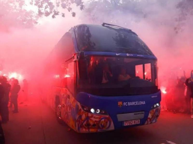 ¡Lo nunca visto! Los aficionados del Barça apedrearon el autobús de su propio equipo en la previa del clásico ante Real Madrid.