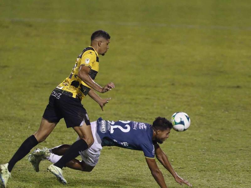 Kilmar Peña sintió el contacto de Getsel y se dejó caer.