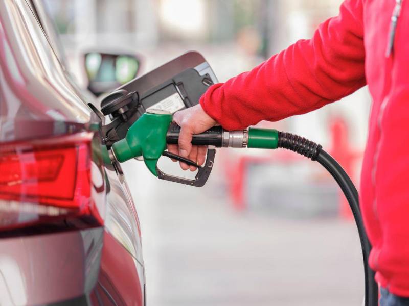 Ante la crisis de precios, los hondureños implementan medidas de ahorro de combustible para optimizar el consumo.