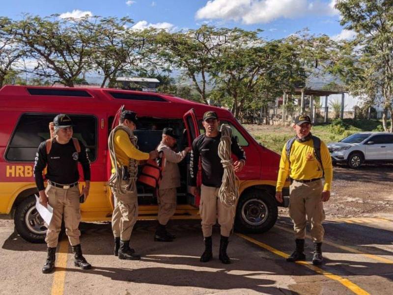 El cuerpo de bomberos realizó el rescate de los cuerpos.