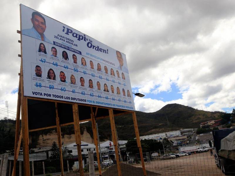 La propaganda de Nasry Asfura en Tegucigalpa no muestra a Cesia Mejía en sus rótulos.