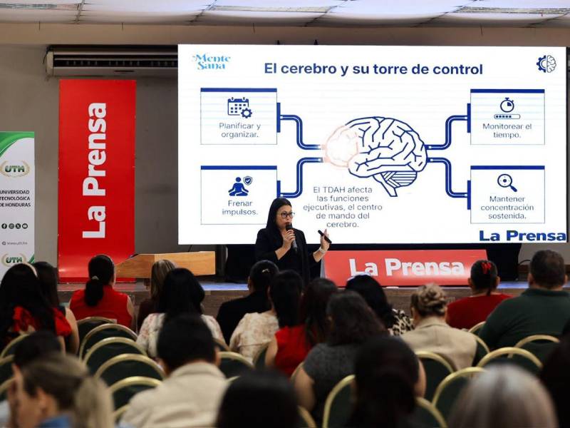 La psicóloga Isabel Vásquez imparte la capacitación sobre TDAH.