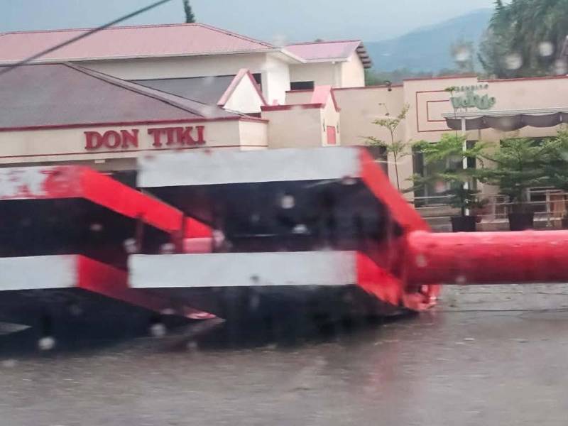 Las primeras lluvias de la temporada provocaron la saturación de varias calles con agua pluvial y derribaron algunas vallas publicitarias de distintos negocios, entre ellos el restaurante Don Tiki.