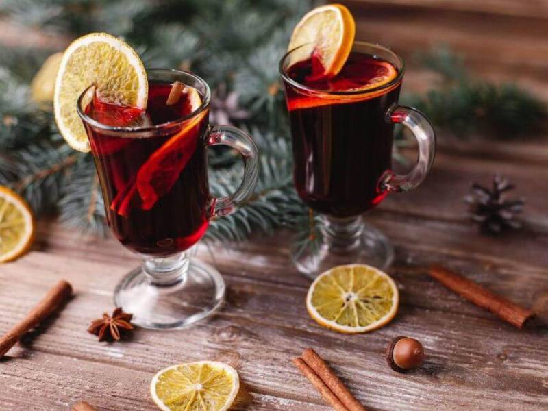 La mistela es un licor tradicional que se disfruta lentamente durante las fiestas decembrinas.