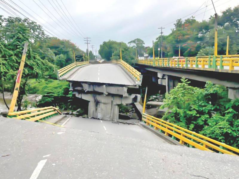 Varios factores contribuyeron a que uno de los puentes cediera y otro esté en riesgo.