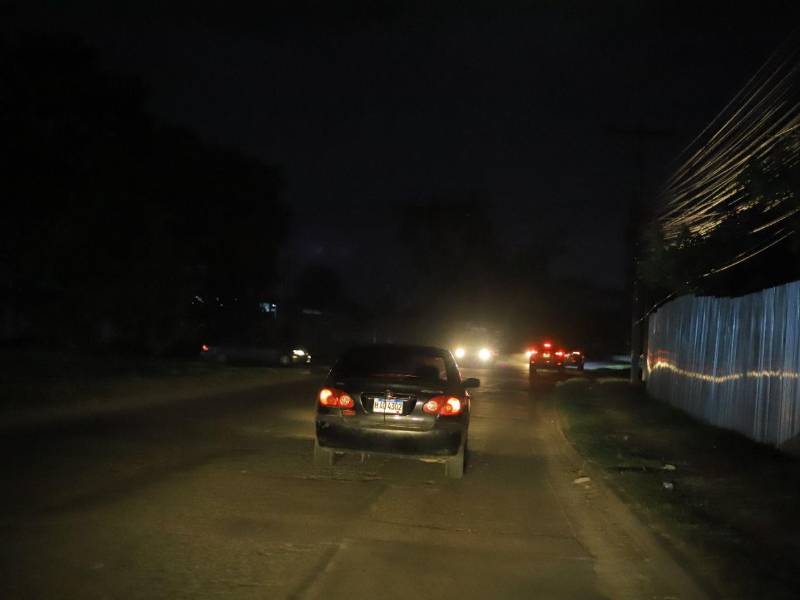 La prolongación de la avenida que comunica las colonias Bográn, Sitraaluz, Buenos Aires y Robles con el bulevar del Norte permanece sin alumbrado público en un tramo de 1.34 kilómetros.