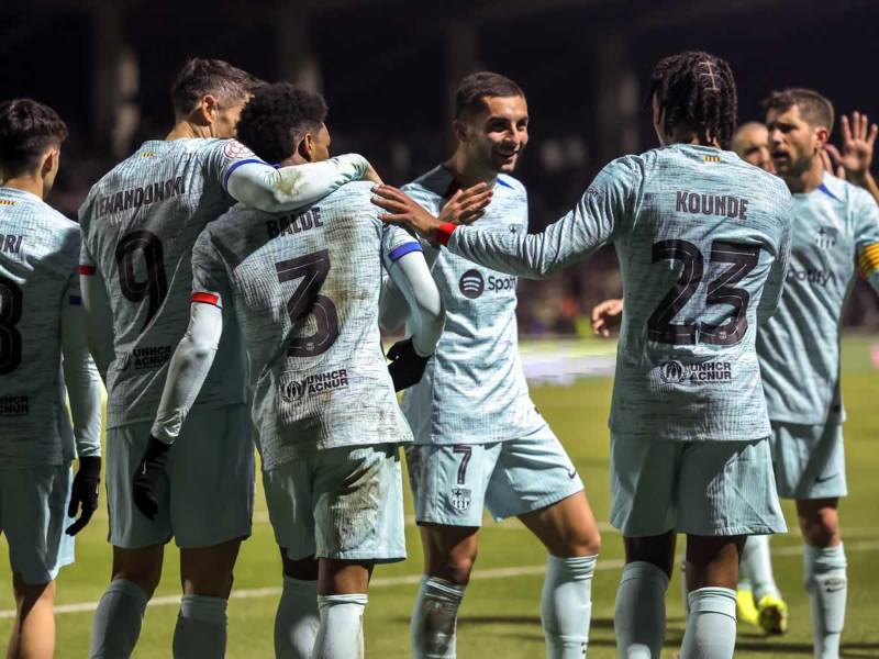 Jugadores del Barcelona celebrando el golazo de Jules Koundé para la remontada contra Unionistas.