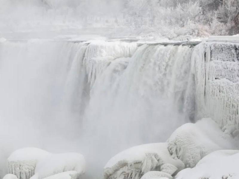 Fotografía de archivo que muestra las Cataratas del Niágara en su parte estadounidense en Nueva York (EE.UU).
