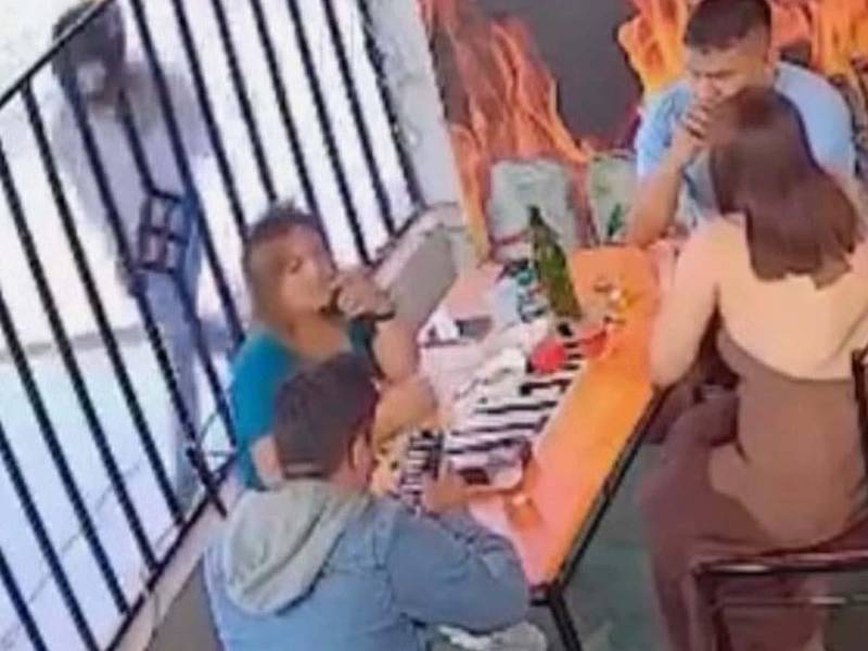 Video del momento en que sicario se acerca y dispara a abogada en un bar