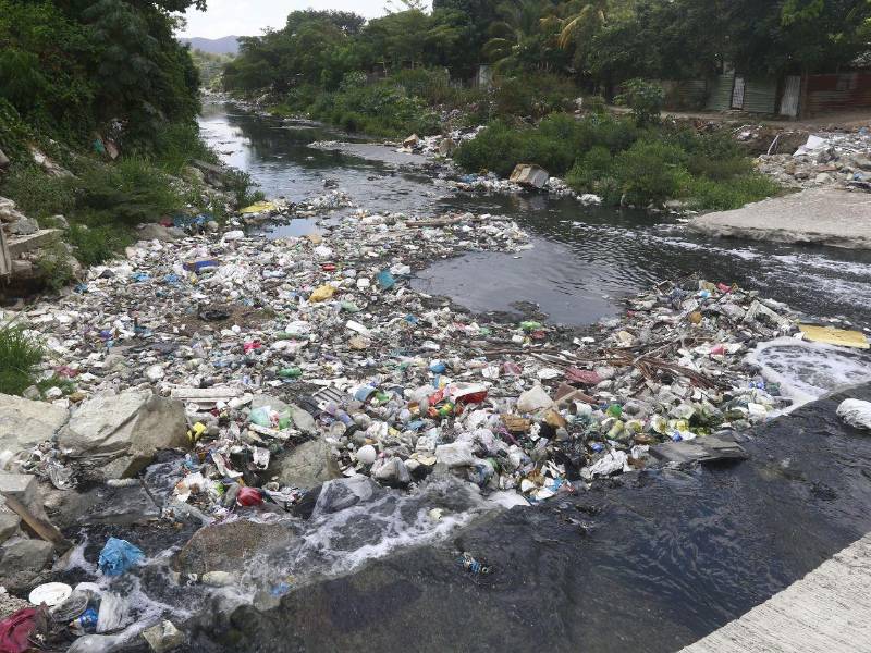 Las primeras lluvias en San Pedro Sula han arrastrado gran cantidad de basura, lo que ha provocado la obstrucción de tragantes y generado inundaciones en algunos sectores.