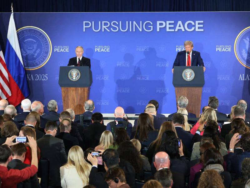 Putin y Trump durante una conferencia de prensa tras su reunión el viernes en Alaska.