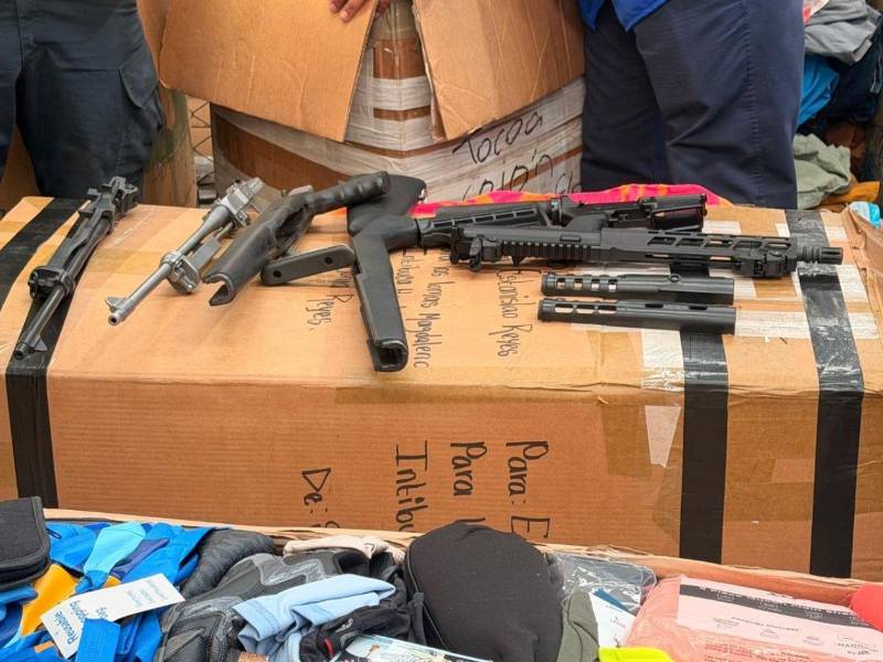 Momento de la inspección y el decomiso de armas en Puerto Cortés.