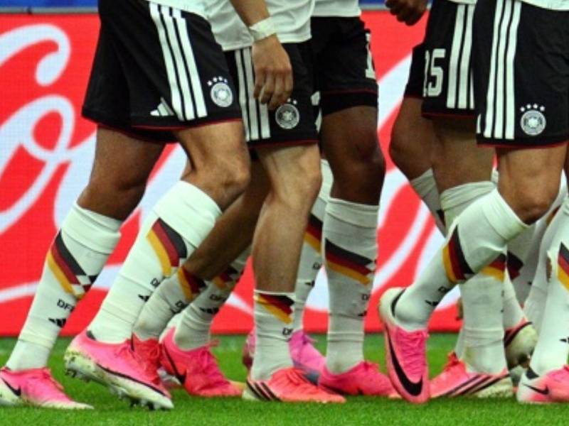 La presencia de zapatillas deportivas rosas en la Copa Mundial de 2026 ha llamado la atención de aficionados y observadores.