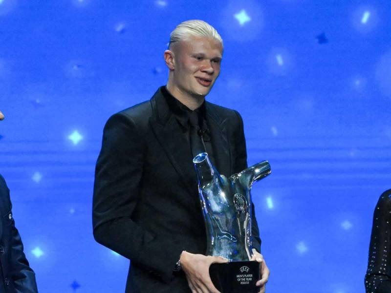 Erling Haaland, feliz con su premio a Mejor Jugador del Año de la UEFA.