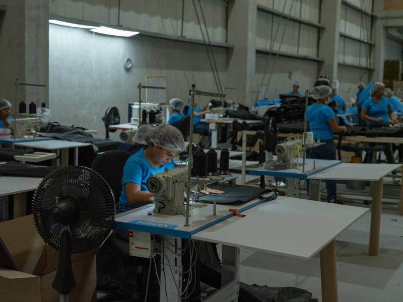 Países de todo el mundo se preguntan los efectos de una guerra comercial. Costureras en una fábrica en Colombia.