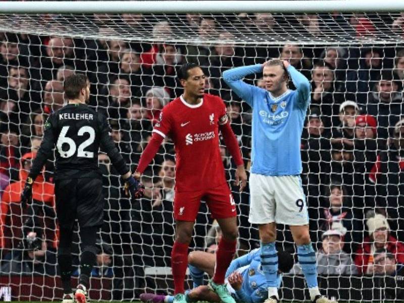 Haaland lamentando una ocasión fallada en el Liverpool vs Manchester City.
