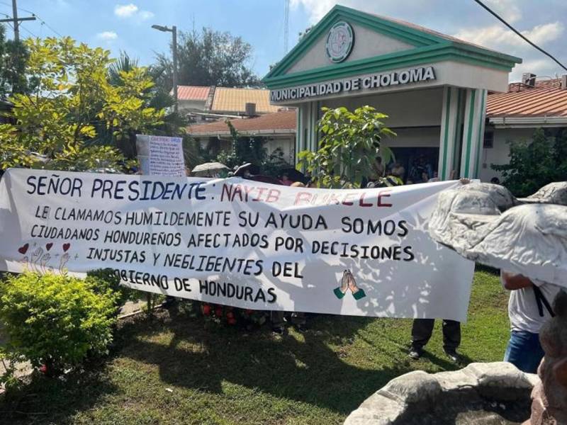 Pobladores de Choloma protestaron frente a la alcaldía.