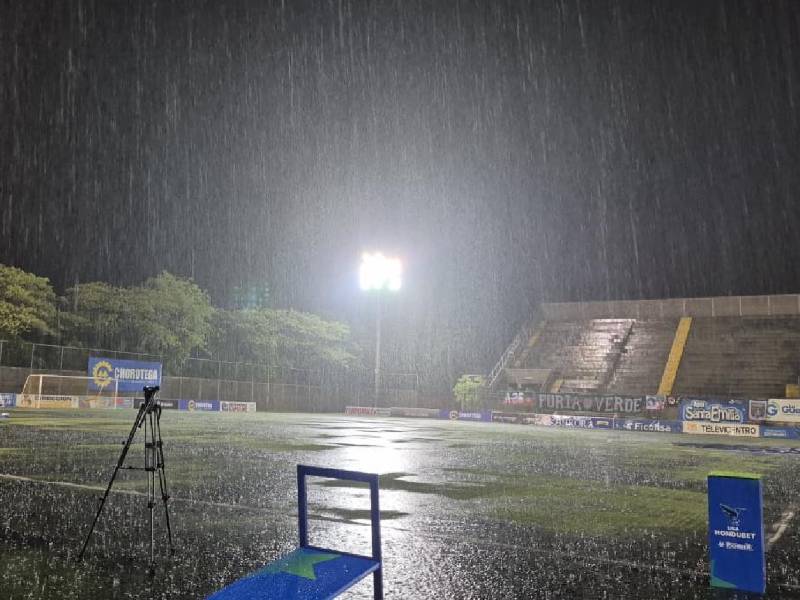 Lobos UPNFM y Marathón se enfrentan en el Estadio Emilio Williams.