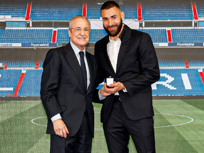 Florentino Pérez junto a Karim Benzema en su despedida.