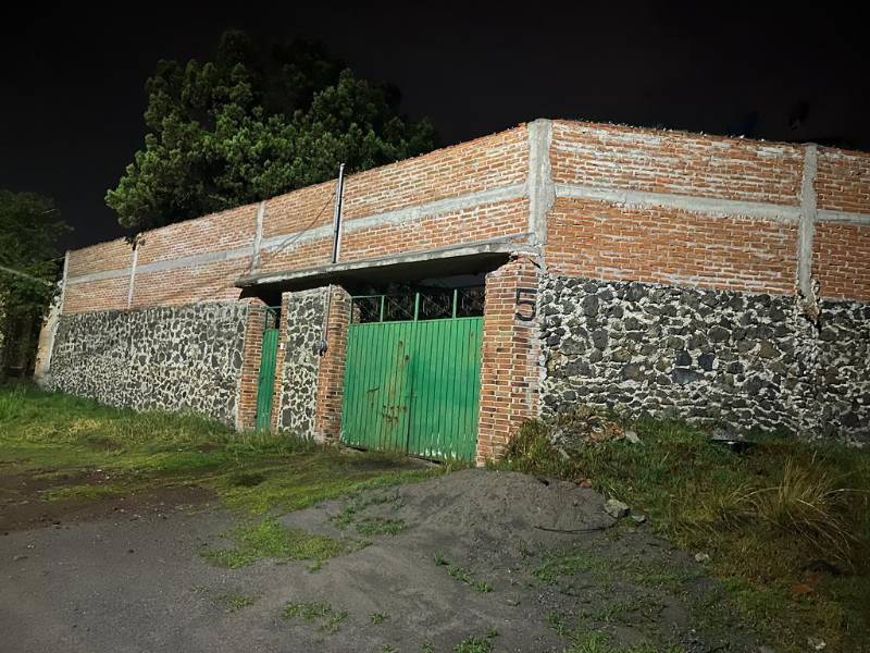 Los migrantes estaban privados de su libertad en una casa amurallada con portones metálicos y muros perimetrales de ladrillo.