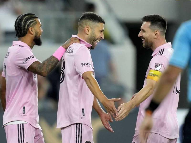 Lionel Messi con Jordi Alba el 0-2 del Inter Miami ante Los Ángeles FC.