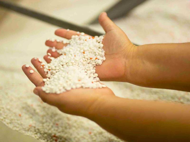 Estos productos con materiales reciclados se obtienen gracias a la molienda del plástico.