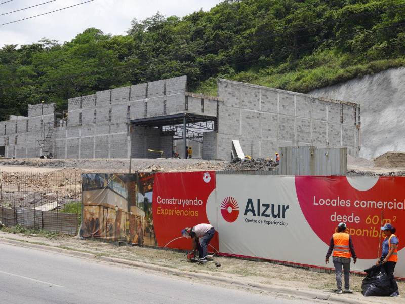 Actualmente está en construcción una plaza comercial en el bulevar del sur, que contará con más de 50 locales.