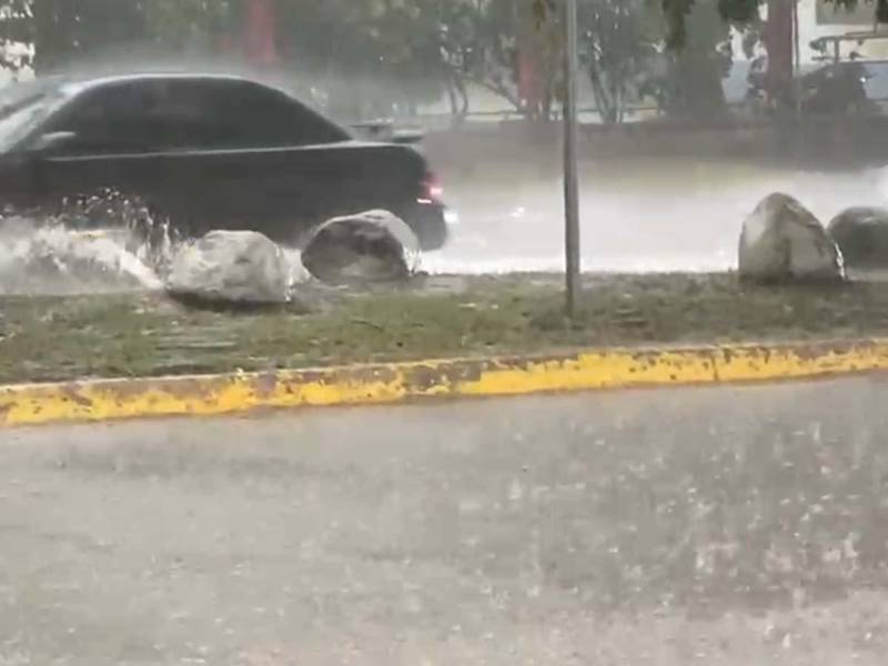 Las fuertes lluvias provocaron inundaciones y arrastraron basura por las calles de San Pedro Sula.