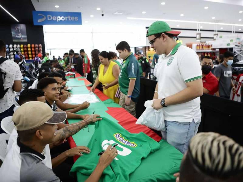 La afición de Marathón se desbordó de emoción y compartió con el plantel en la previa del inicio del Torneo Clausura 2023.