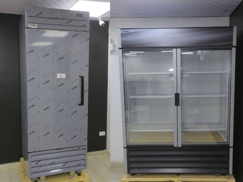 Equipos de refrigeración y vitrinas disponibles para negocios comerciales.