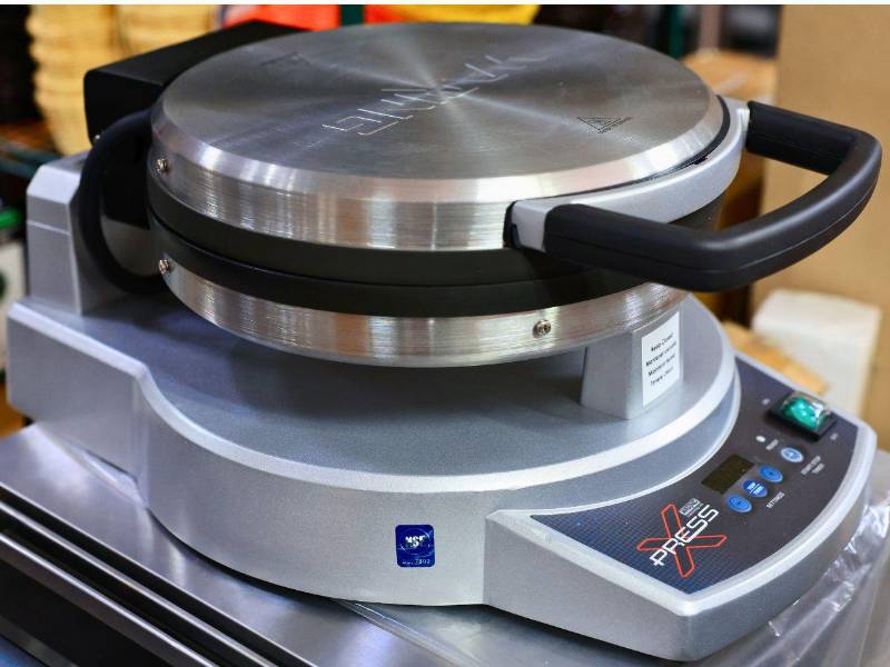 Equipe su restaurante con esta crepera de la marca Waring Commercial.