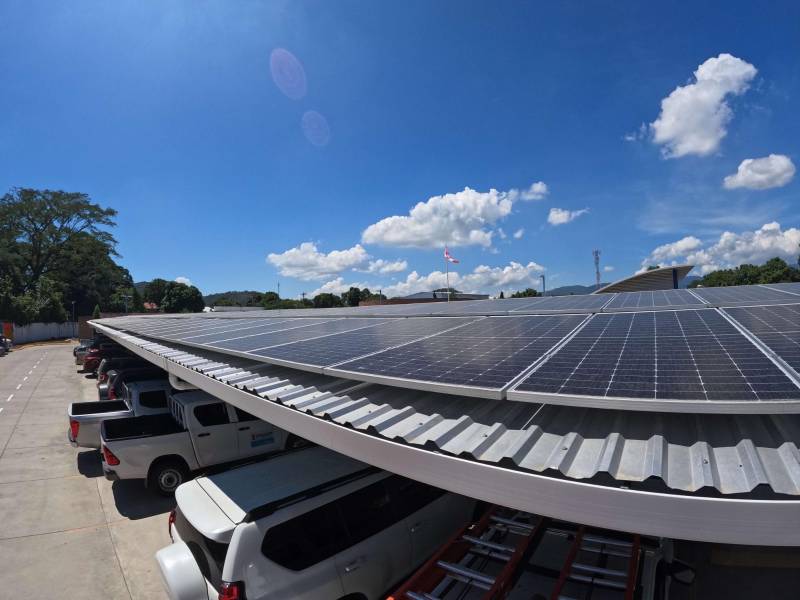 Imagen del estacionamiento de Ciudad Mujer San Pedro Sula, donde se instalaron paneles fotovoltaicos para generar su propia energía.