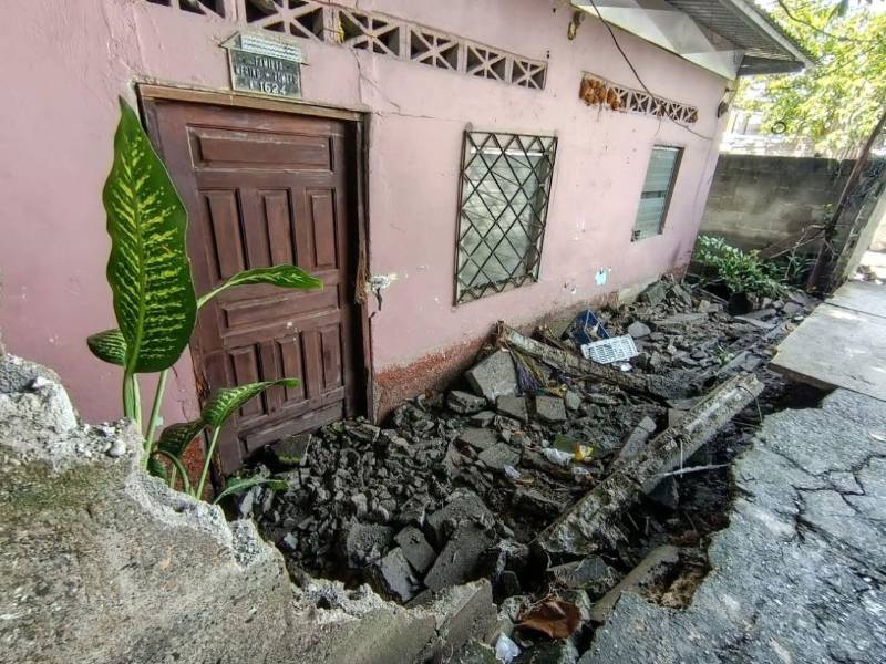 Las fuertes corrientes arrastraron vehículos y dejaron varias calles cubiertas de lodo, basura y escombros. En varios sectores, la fuerza del agua levantó el pavimento y obligó a cerrar temporalmente algunas vías. Hasta botó muros.
