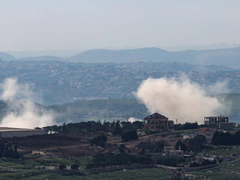 Una explosión en la aldea libanesa de Taybeh, en el sur, vista desde el lado israelí de la frontera en la Alta Galilea, norte de Israel.