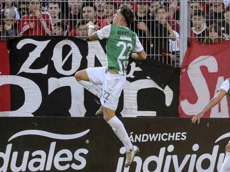 Rodrigo Auzmendi celebrando su golazo con Banfield en el estadio de Newell's Old Boys.