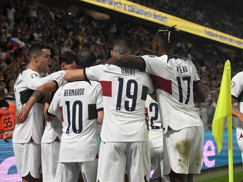Jugadores de Portugal celebrando con su compañero Bruno Fernandes el gol que les dio el triunfo.