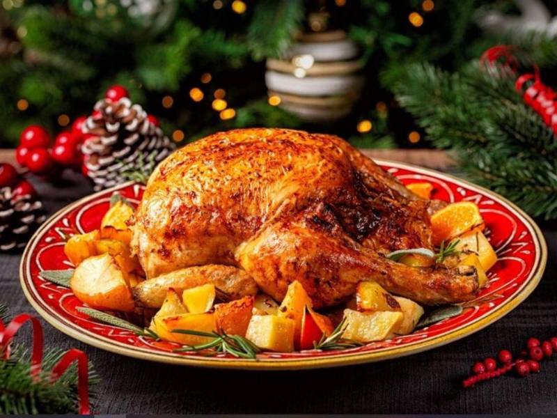 La receta de pollo al horno, otro platillo típico navideño tradicional, la puede encontrar en el E-book Delicias Navideñas.