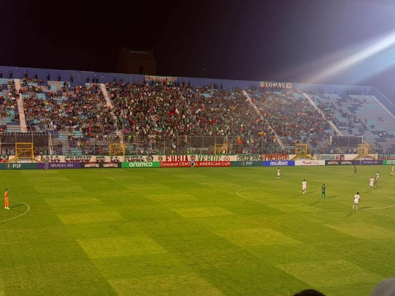 Los aficionados del Marathón alientan sin parar a su equipo.