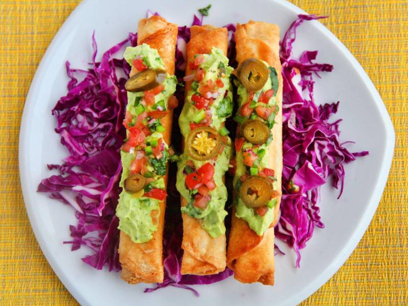 Tacos fritos con guacamole