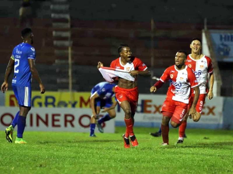 Christian Manaiza celebrando el gol que le está dando el triunfo al Vida en el Clásico Ceibeño contra el Victoria.