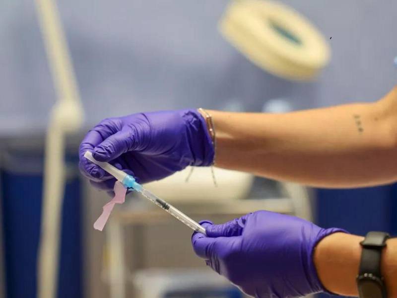 Una enfermera sostiene una vacuna contra la covid durante la campaña de vacunación en Euskadi
