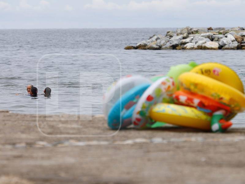 En las playas de Omoa ya llegan turistas. Ante la alta afluencia de visitantes, las autoridades pusieron manos a la obra de inmediato para retirar el sargazo y mantener habilitada la zona.