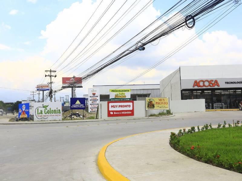 En el bulevar del este hay varias plazas comerciales en construcción.