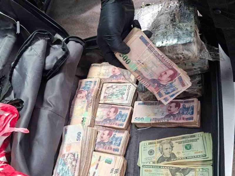 Parte del dinero decomisado a los tres hondureños.