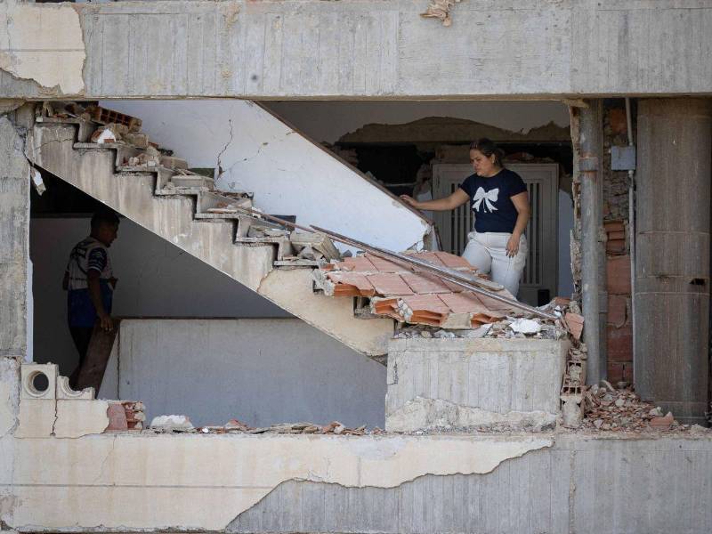 Dos días después de los terremotos de magnitudes 7.2 y 7.5 que dejaron al menos 920 muertos en Venezuela, el olor a putrefacción comienza a apoderarse de calles y edificios colapsados.