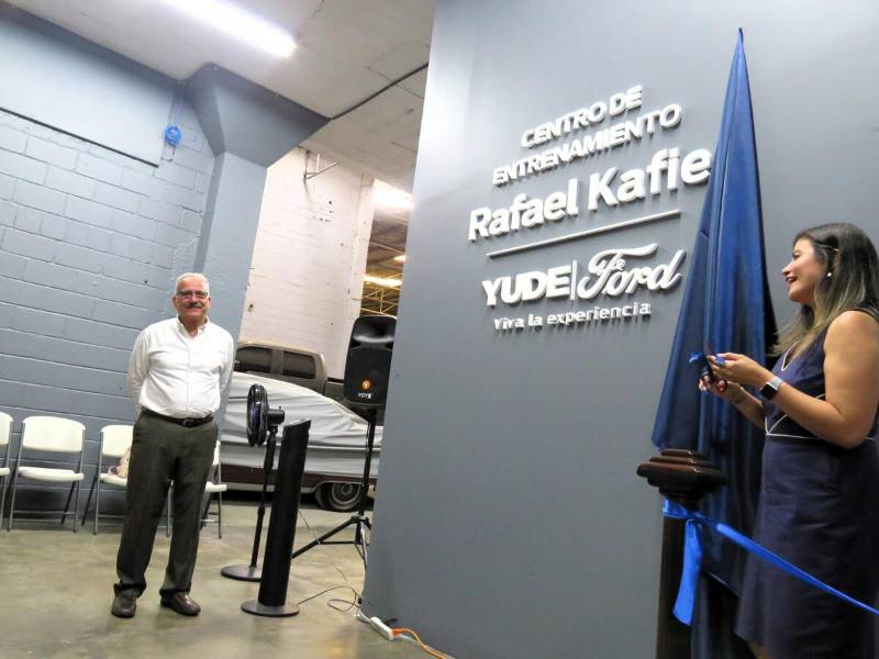 El Presidente del Consejo Directivo de la empresa, Rafael Kafie, fue sorprendido al develar el nombre del nuevo centro de entrenamiento y salas de juntas, pues lleva su nombre.