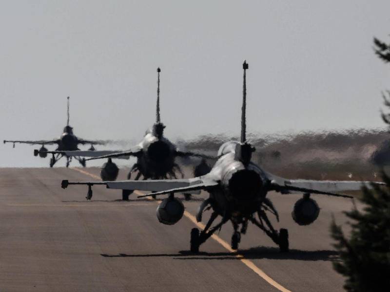 Fotografía de aviones de combate F16.